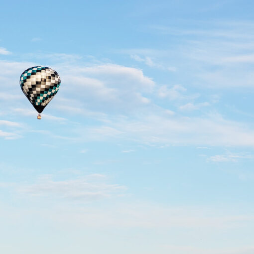 On peu faire de la montgolfière en hiver ou à tout moment de l'année. L'hiver à un avantage sur les autres saisons pour la pratique de la montgolfière. L'équipe de Sphère Montgolfière vous attend pour faire un tour de montgolfière, que ce soit en hiver ou à n'importe quel autre moment.
