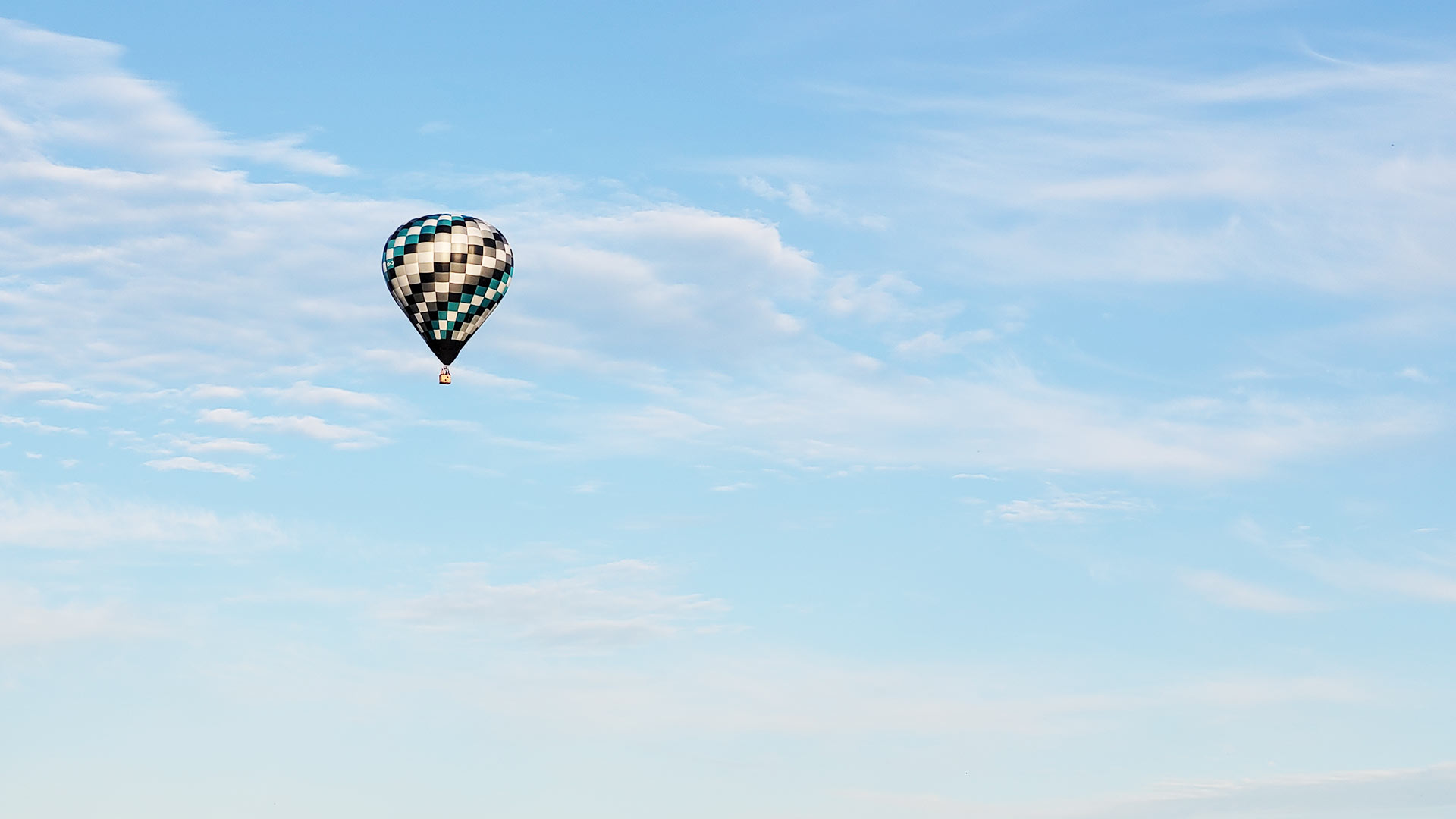 On peu faire de la montgolfière en hiver ou à tout moment de l'année. L'hiver à un avantage sur les autres saisons pour la pratique de la montgolfière. L'équipe de Sphère Montgolfière vous attend pour faire un tour de montgolfière, que ce soit en hiver ou à n'importe quel autre moment.